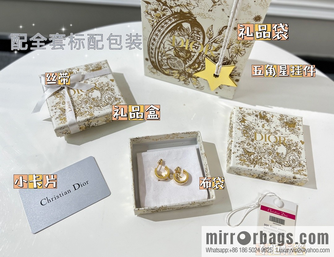 New ☑️ Dior letter stud earrings