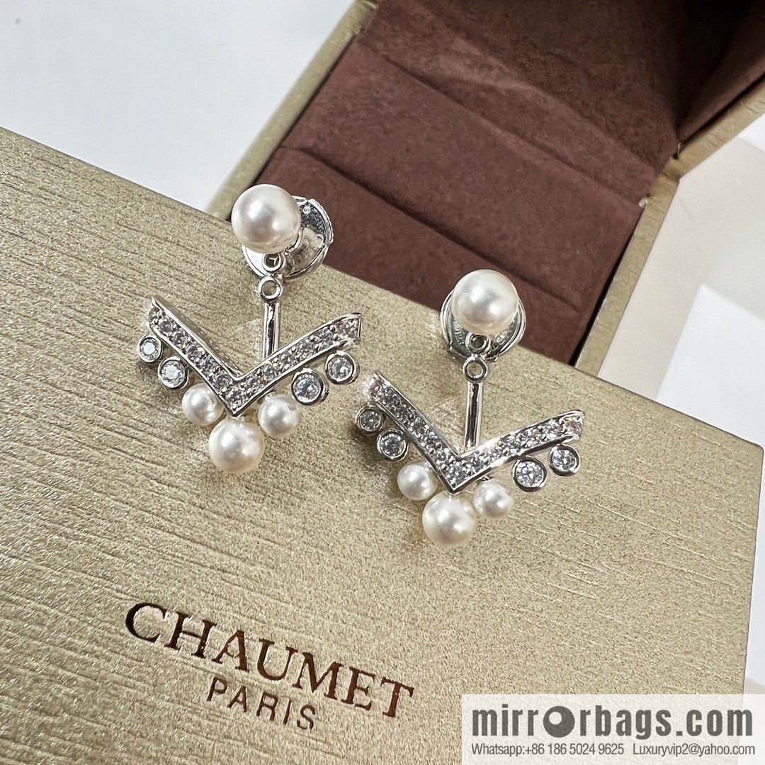 Chaumet Paris CHAUMET pearl V stud earrings