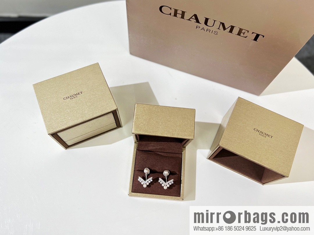 Chaumet Paris CHAUMET pearl V stud earrings