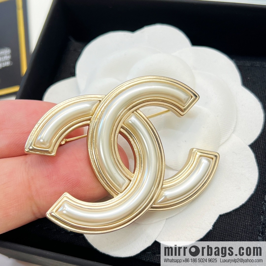 New ☑️ Chanel double c acrylic brooch