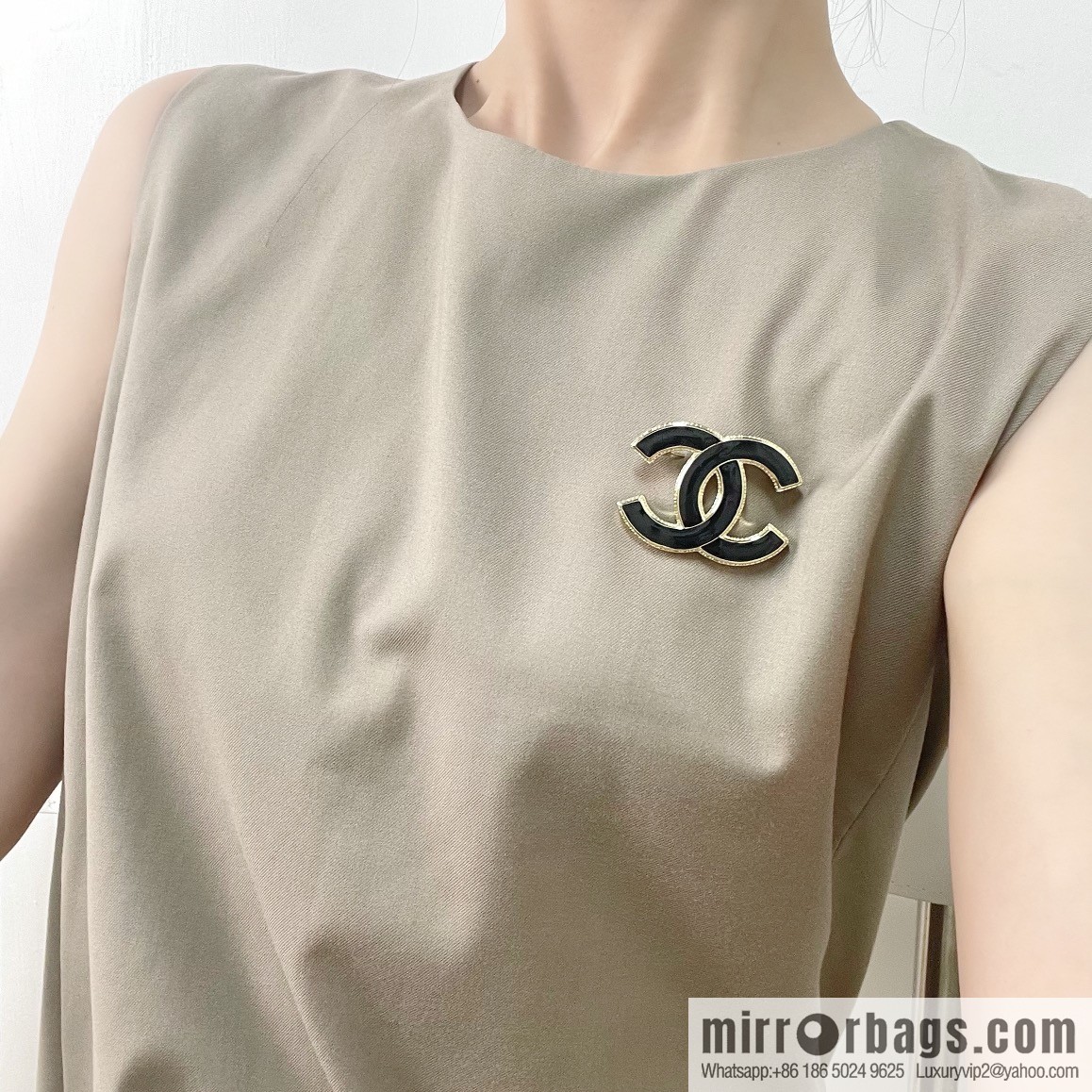 New ☑️ Chanel double c enamel drip oil black and white brooch