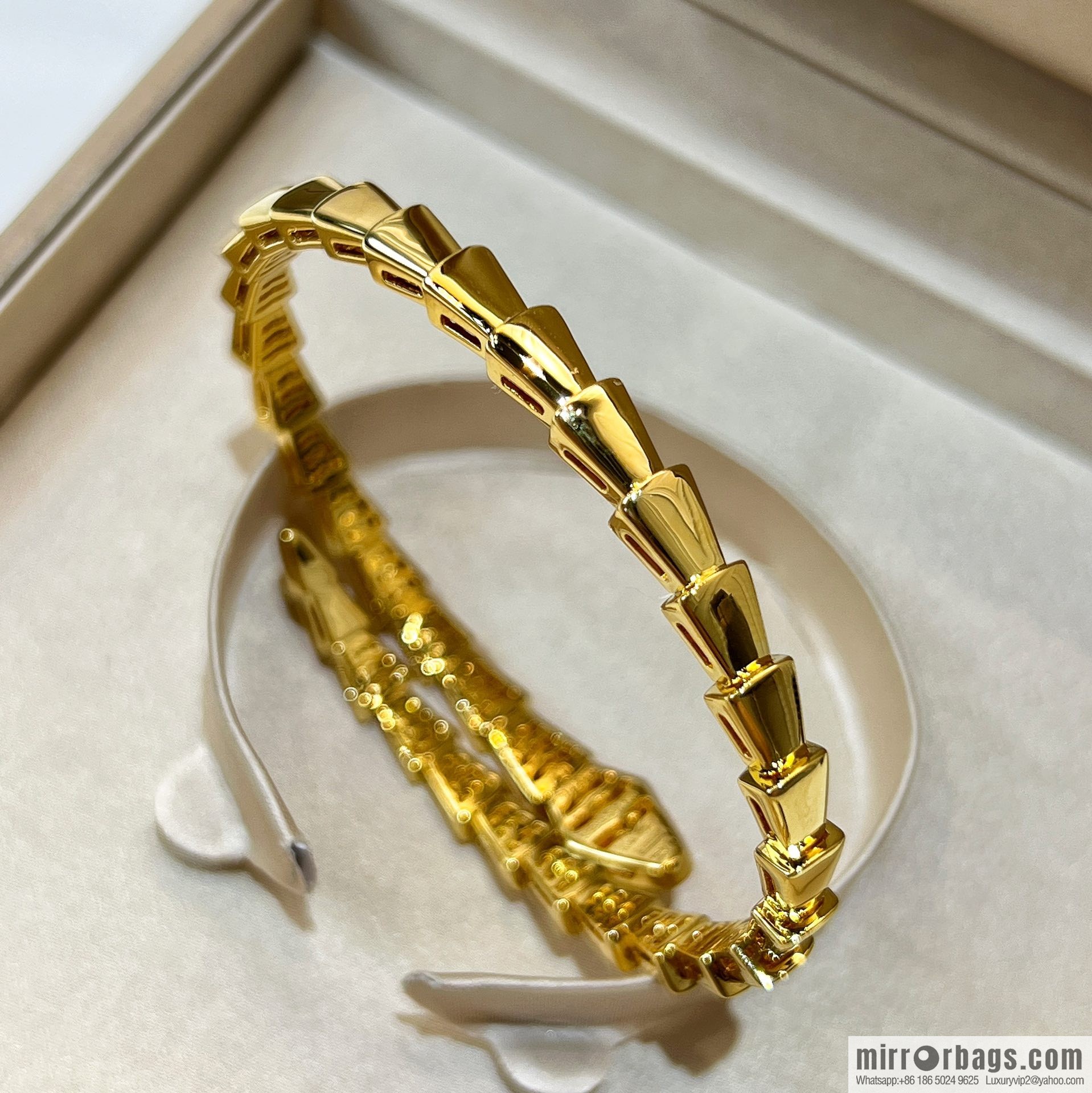 BVLGARI Bulgari smooth snake bone bracelet bracelet