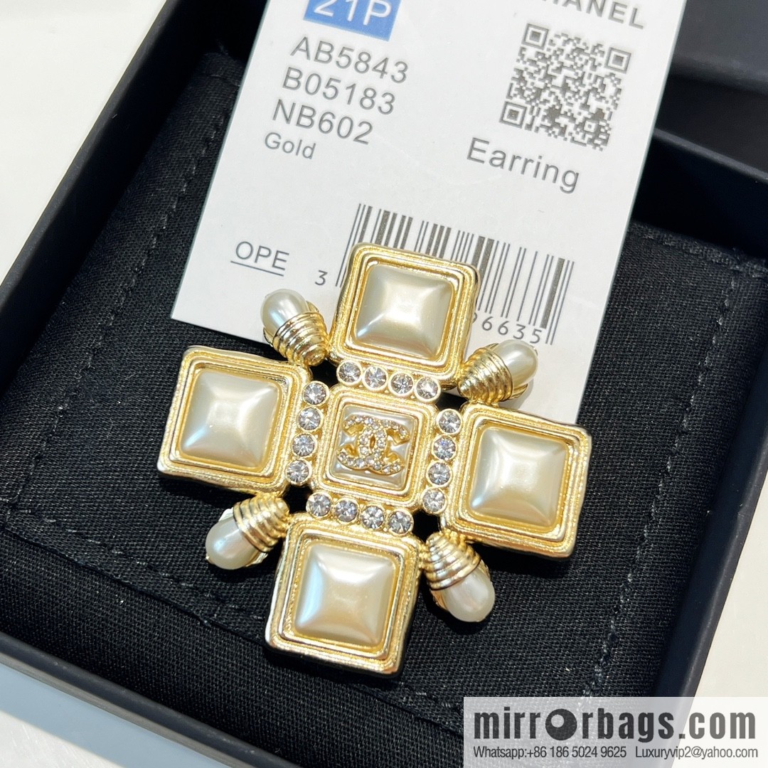 New ☑️ Chanel double c square pearl brooch
