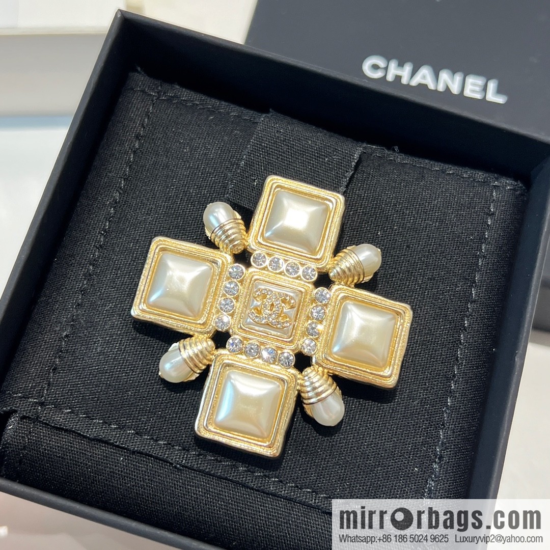 New ☑️ Chanel double c square pearl brooch