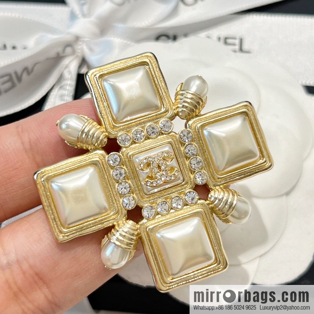 New ☑️ Chanel double c square pearl brooch