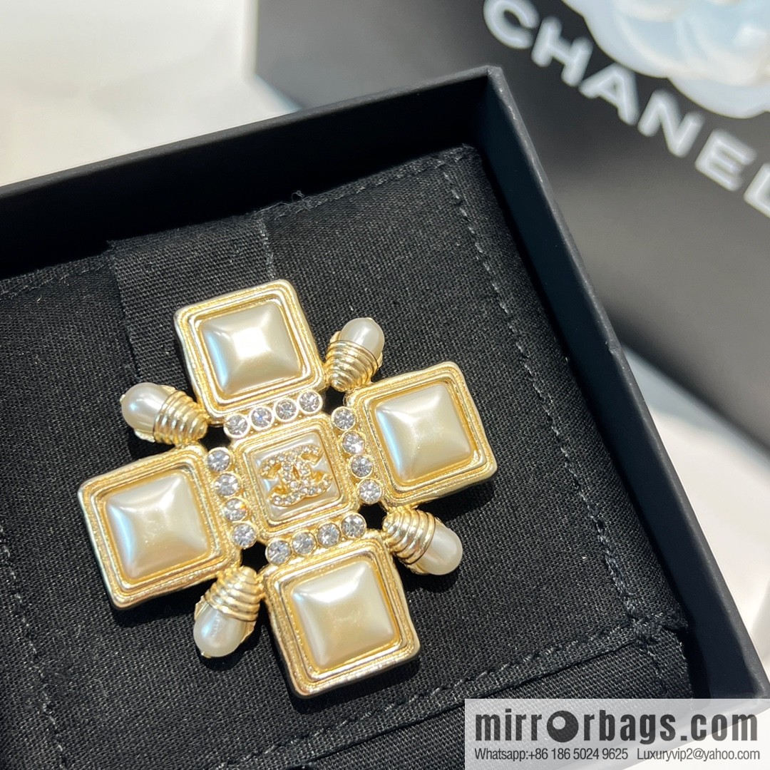 New ☑️ Chanel double c square pearl brooch