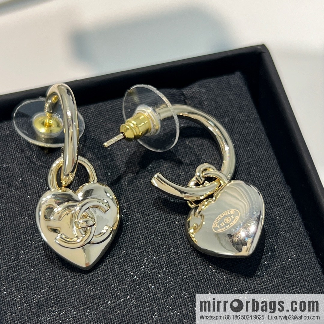New ☑️ Chanel heart love stud earrings