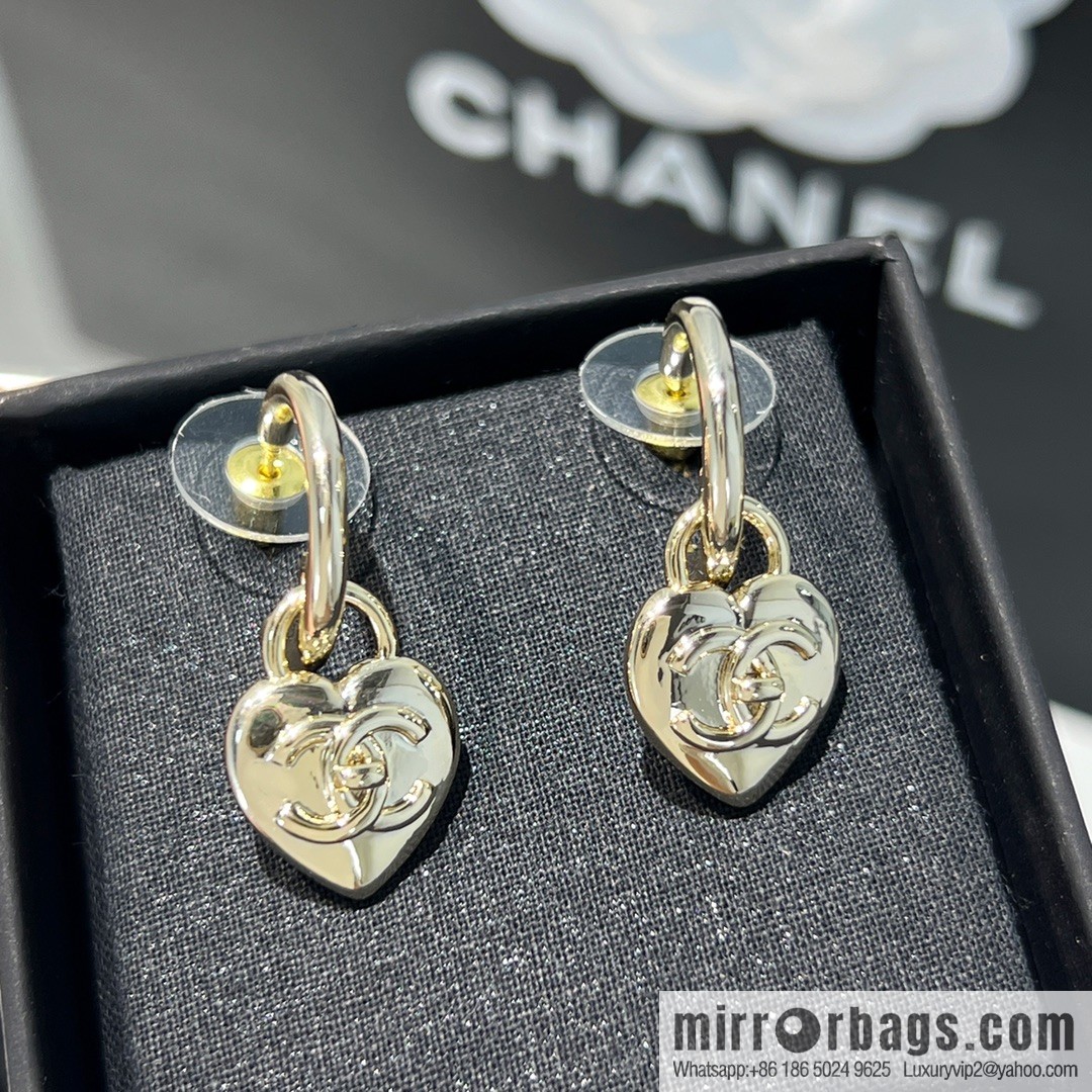 New ☑️ Chanel heart love stud earrings