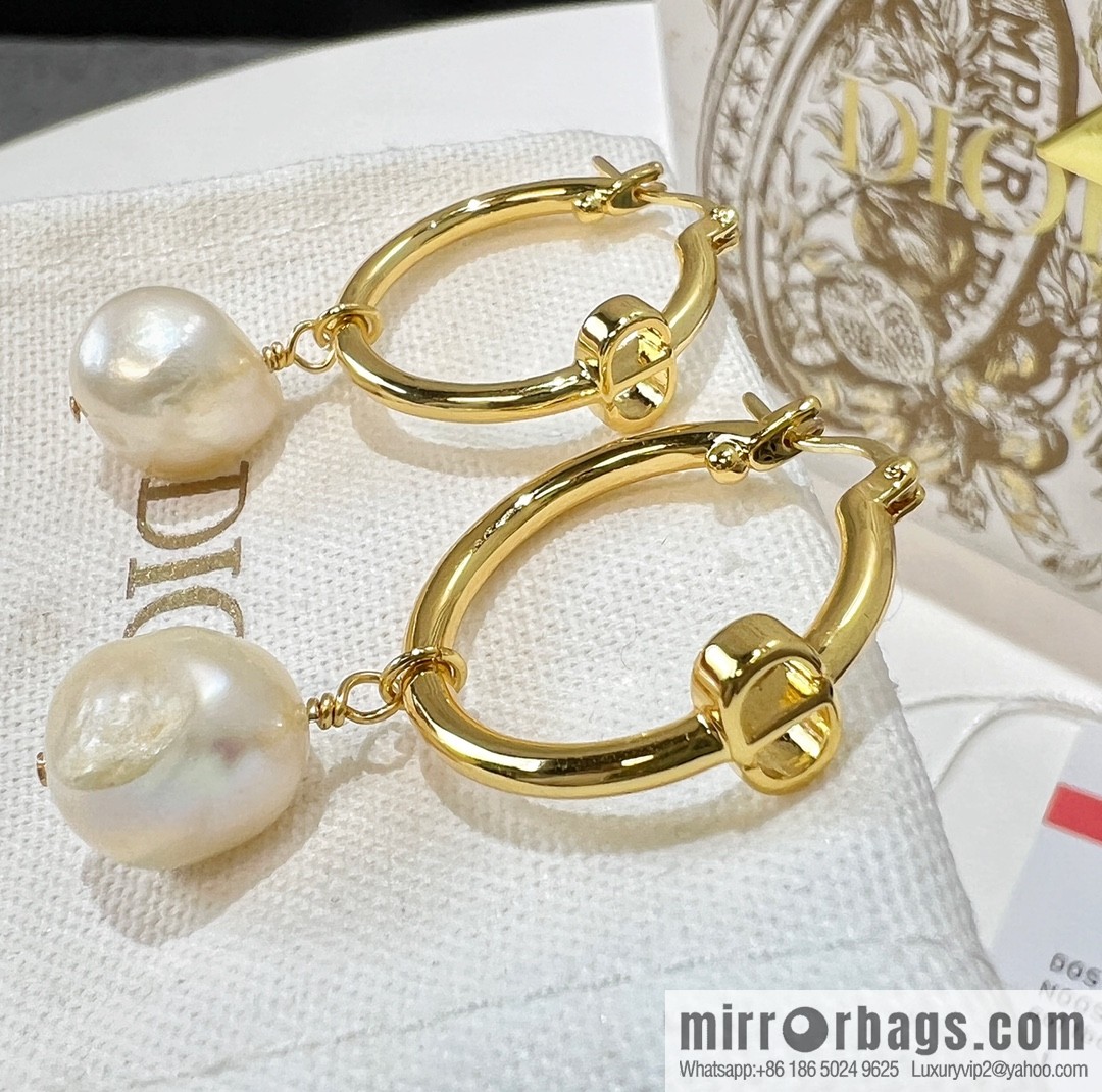 New ☑️ Dior CD special-shaped pearl stud earrings