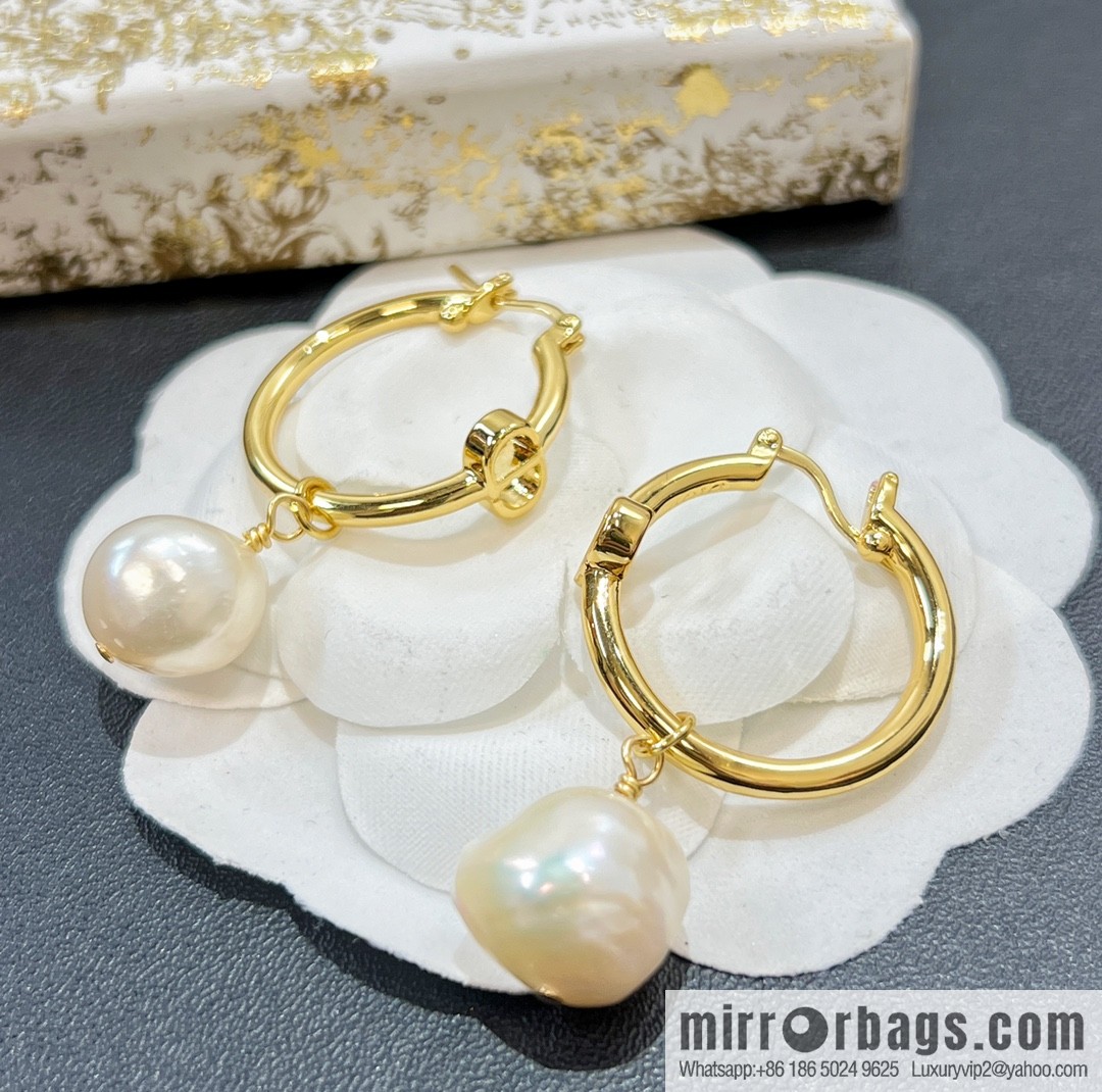 New ☑️ Dior CD special-shaped pearl stud earrings