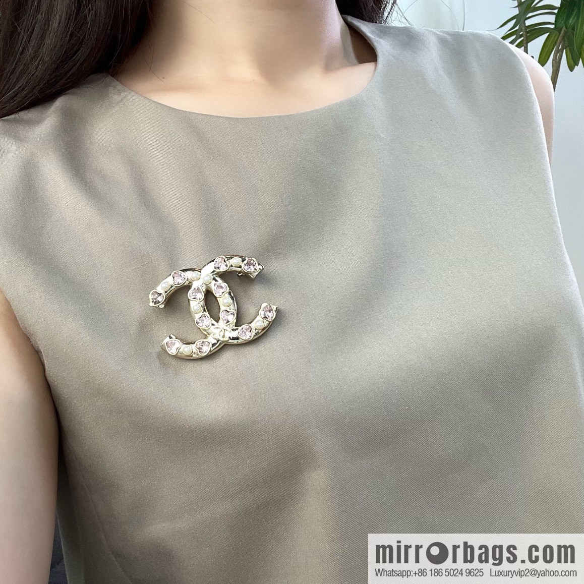 New ☑️ Chanel gold double c pink heart brooch