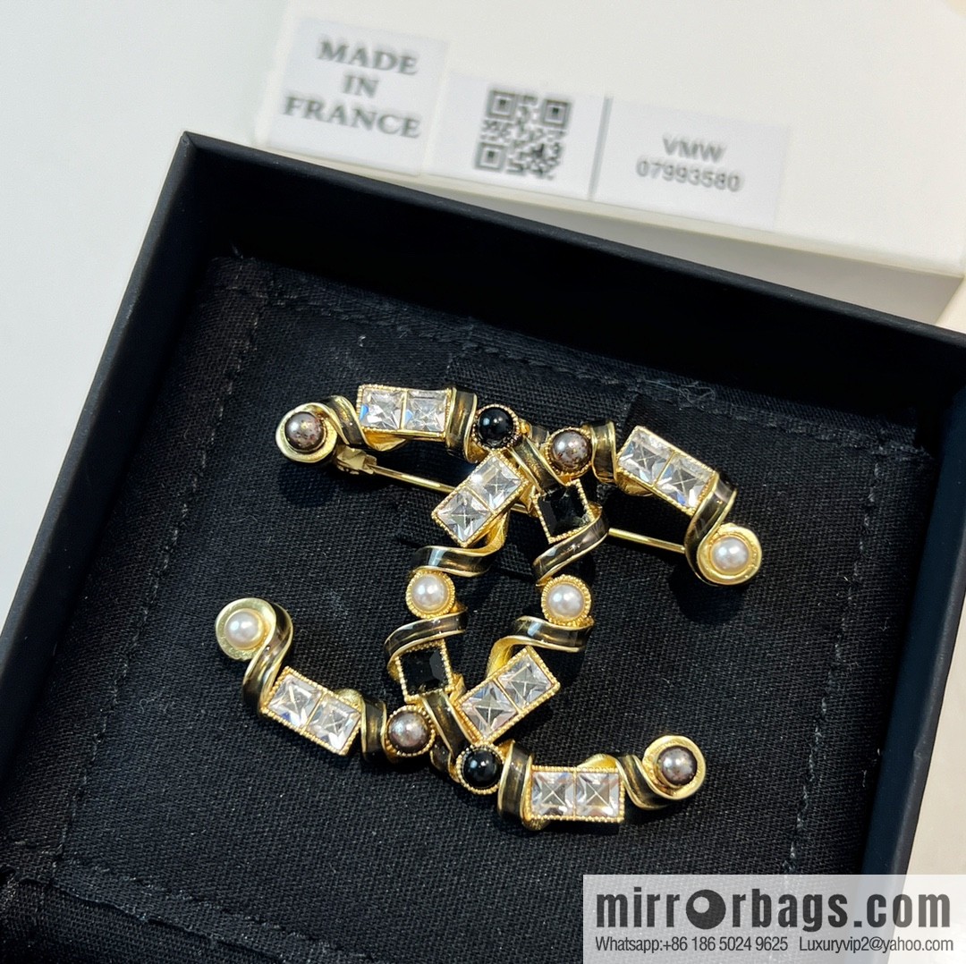 New ☑️ Chanel double c square diamond powder pearl brooch