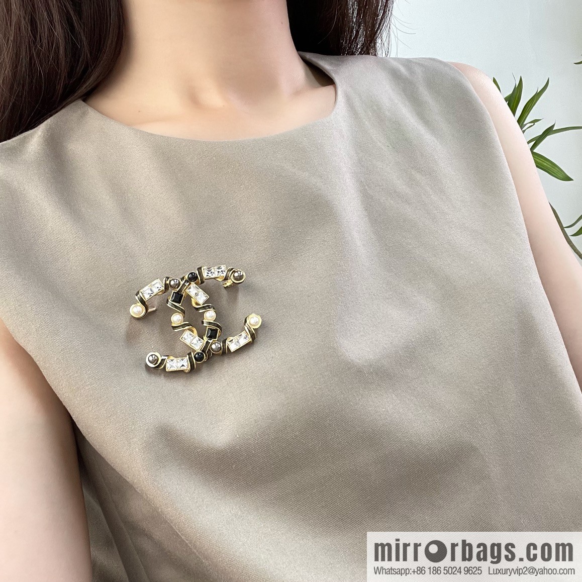 New ☑️ Chanel double c square diamond powder pearl brooch