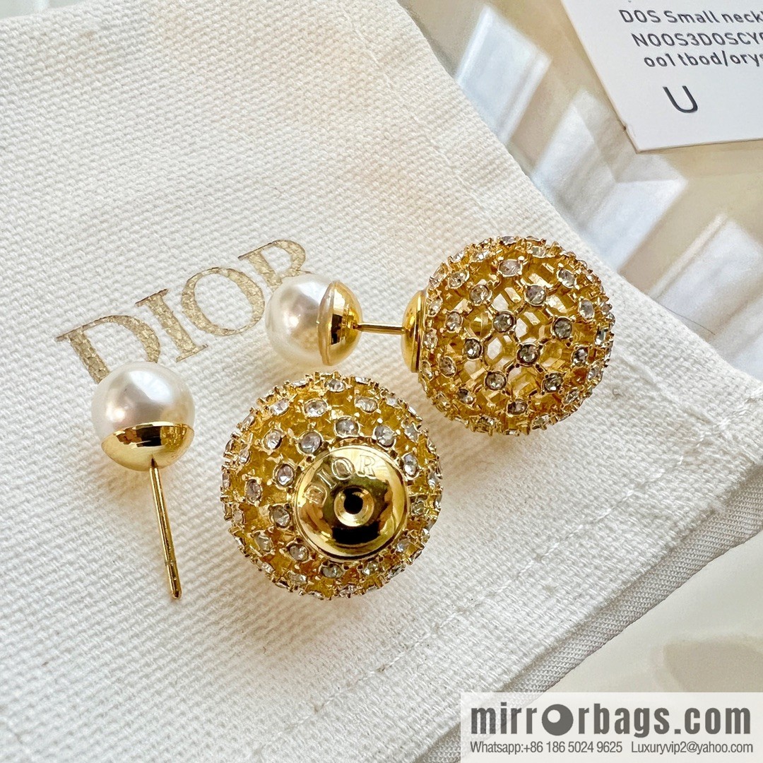 New ☑️ Dior cut-out pearl stud earrings