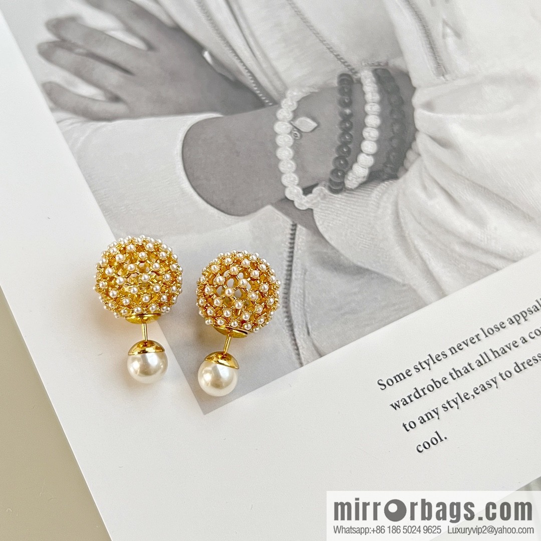 New ☑️ Dior cut-out pearl stud earrings