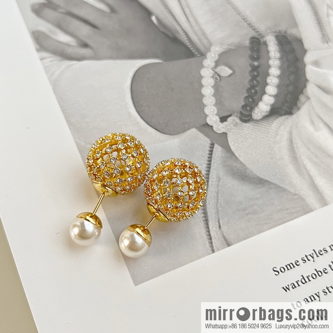 New ☑️ Dior cut-out pearl stud earrings