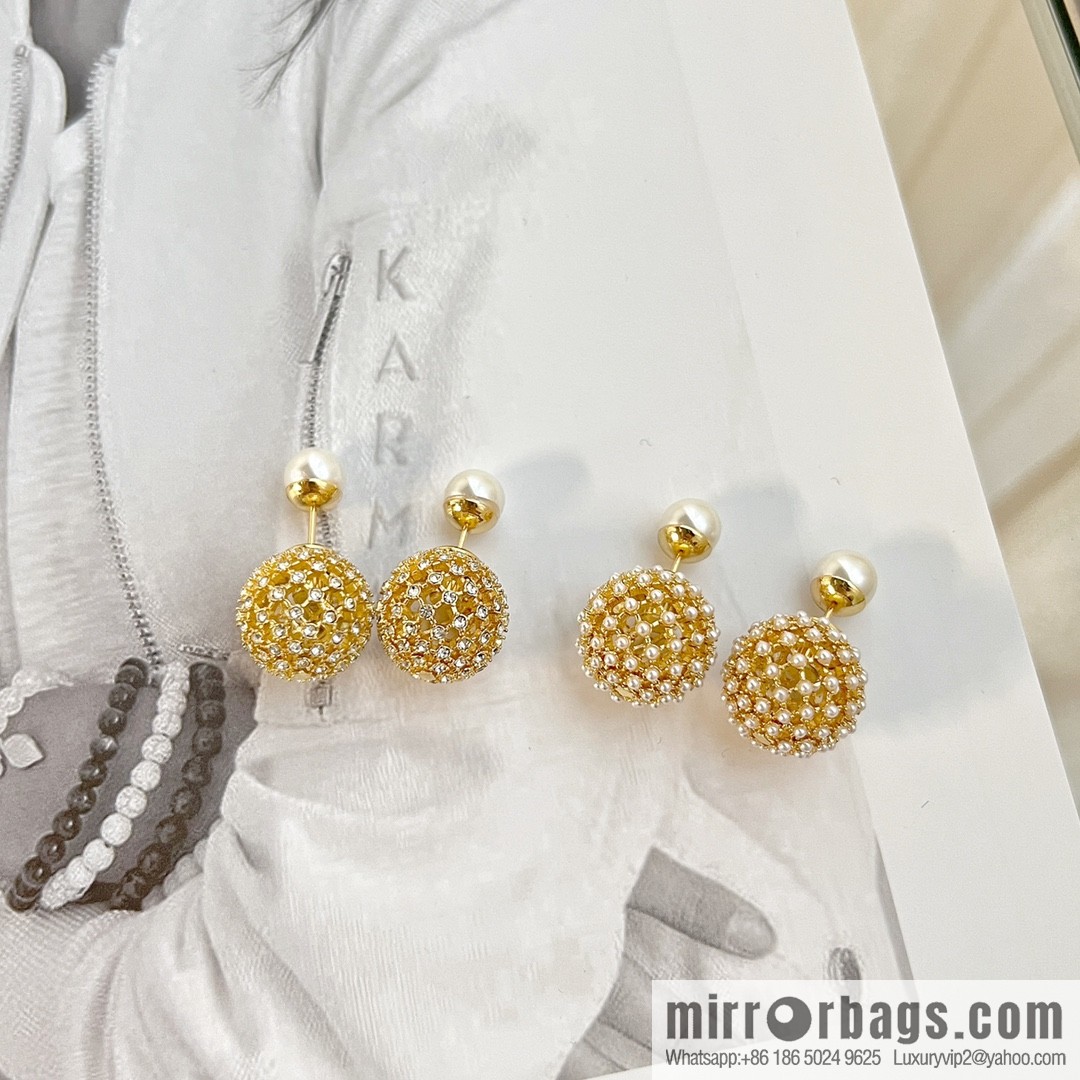 New ☑️ Dior cut-out pearl stud earrings