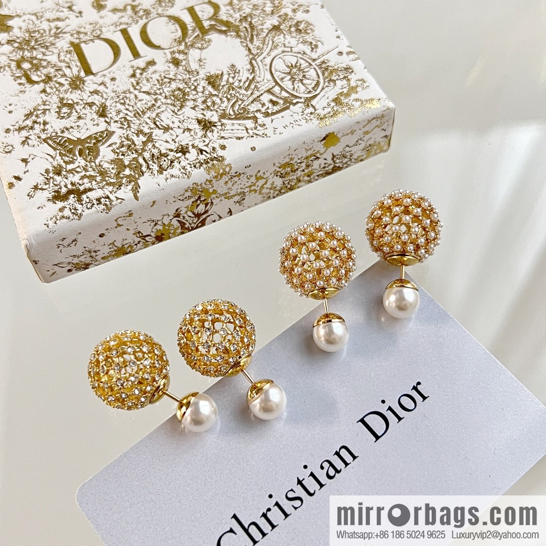 New ☑️ Dior cut-out pearl stud earrings