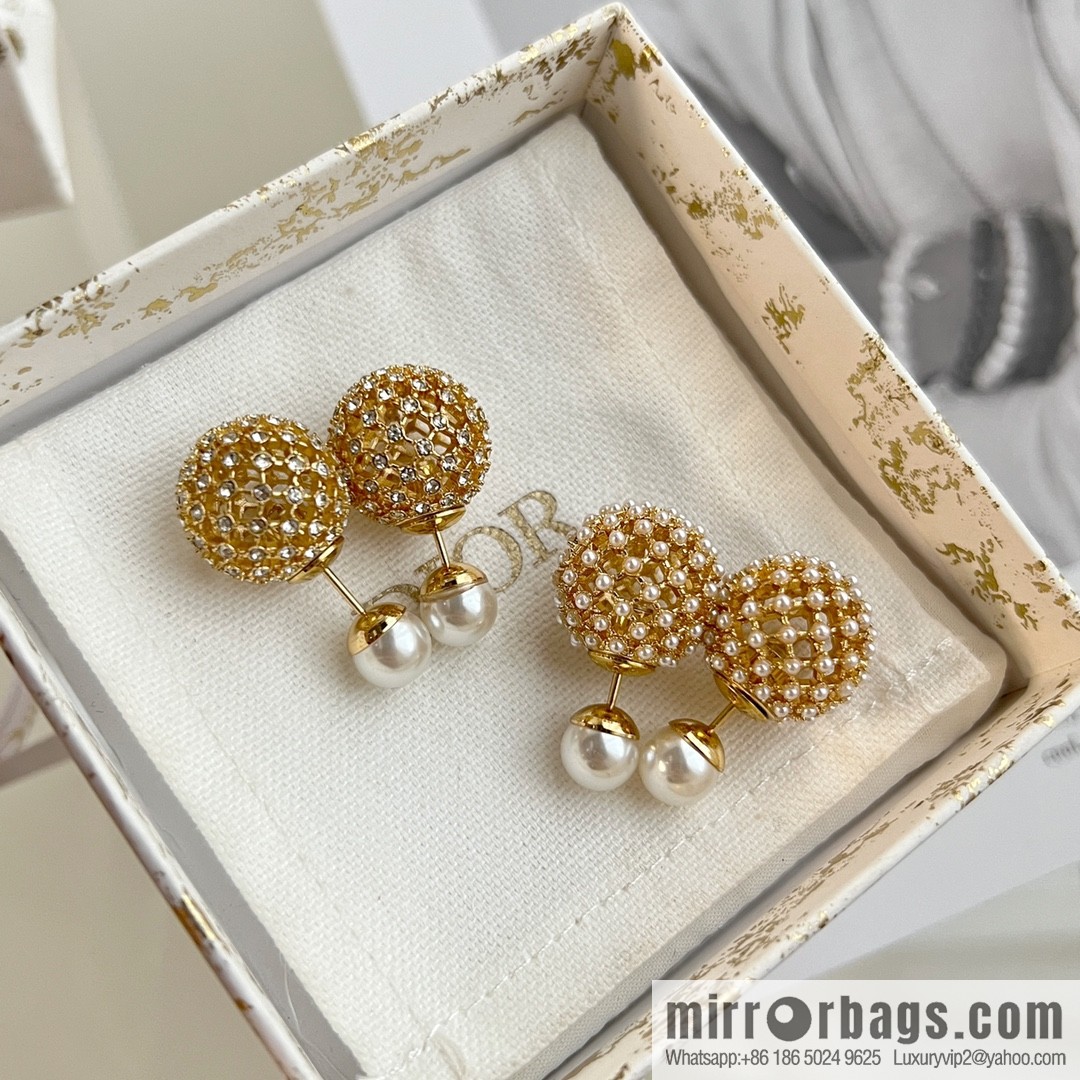 New ☑️ Dior cut-out pearl stud earrings