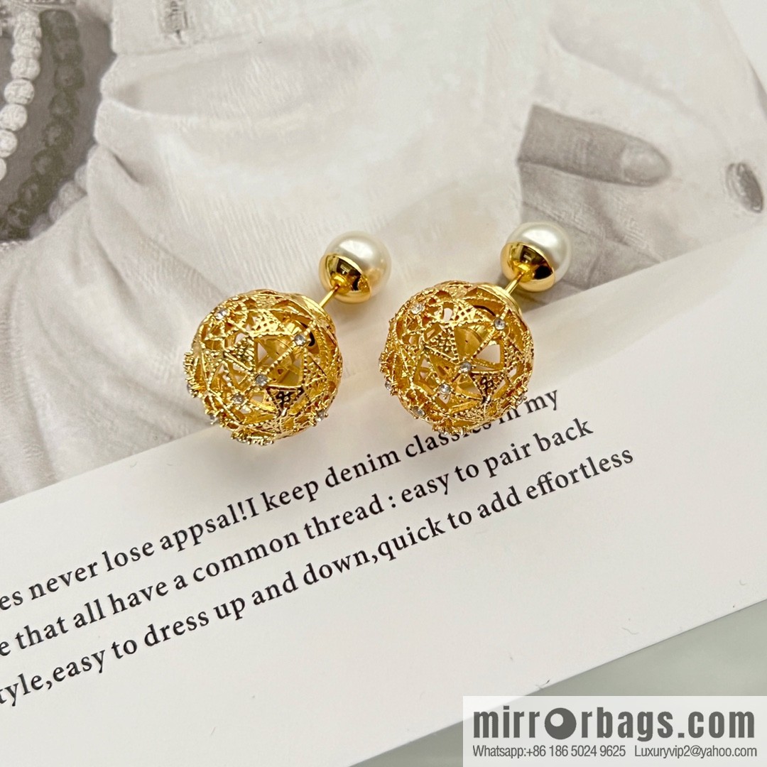New ☑️ Dior cut-out pearl stud earrings