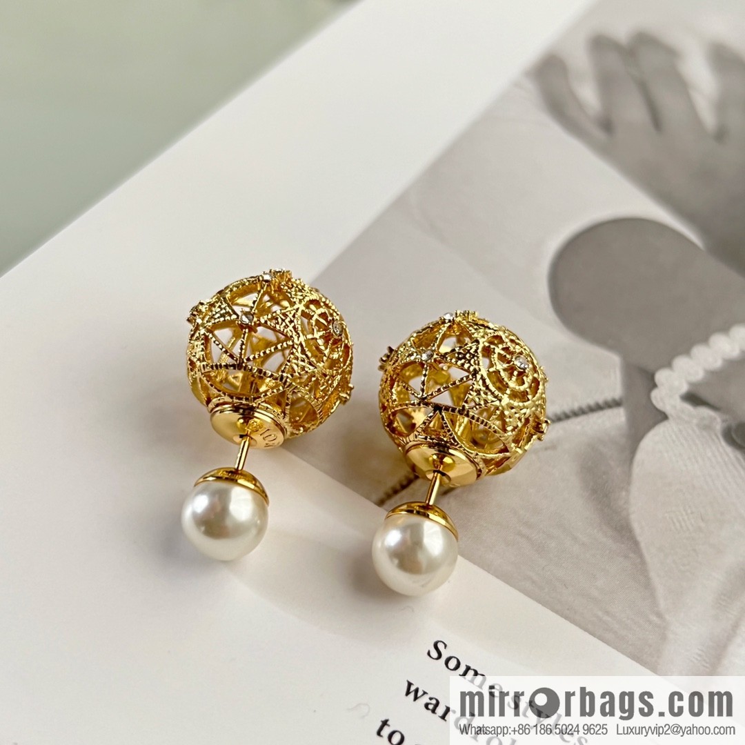 New ☑️ Dior cut-out pearl stud earrings