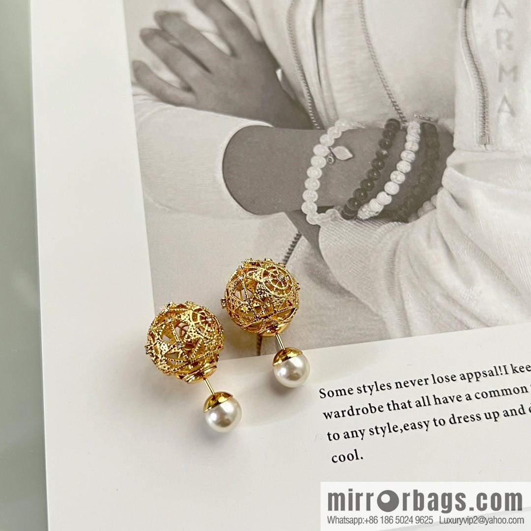 New ☑️ Dior cut-out pearl stud earrings