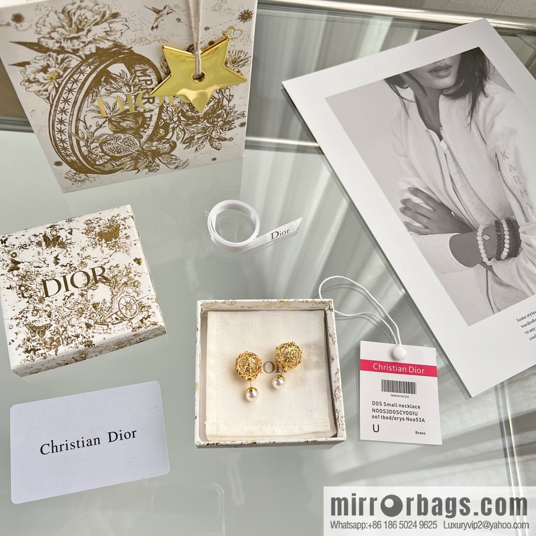 New ☑️ Dior cut-out pearl stud earrings
