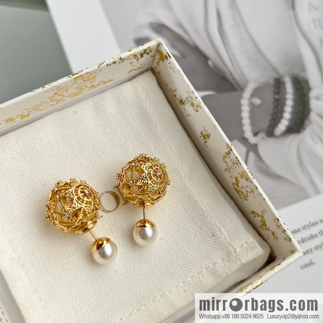 New ☑️ Dior cut-out pearl stud earrings
