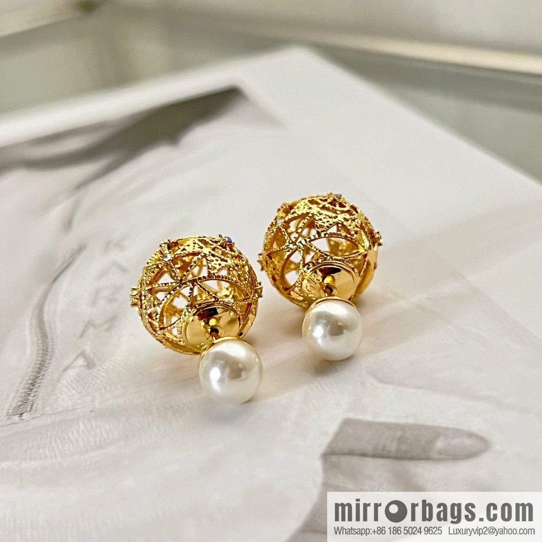 New ☑️ Dior cut-out pearl stud earrings