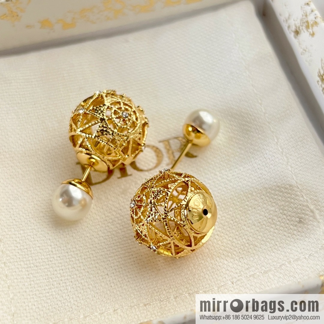 New ☑️ Dior cut-out pearl stud earrings