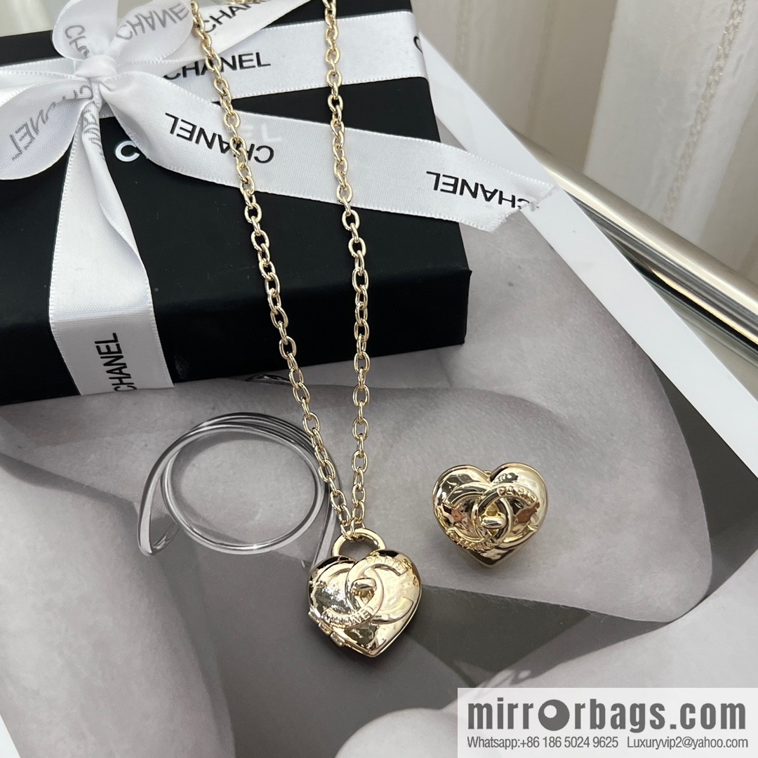 New ☑️ Chanel gold double c peach heart brooch