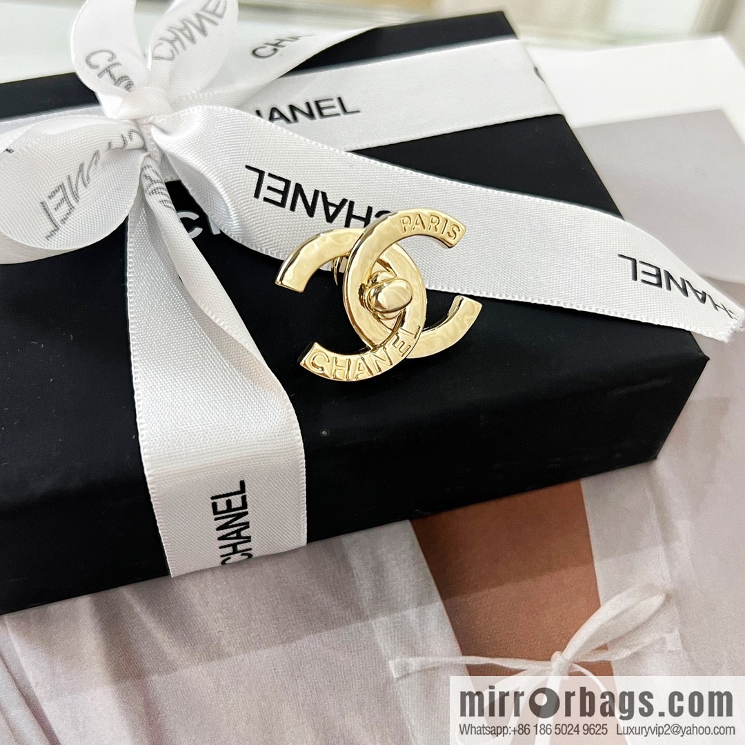 New ☑️ Chanel gold double c brooch