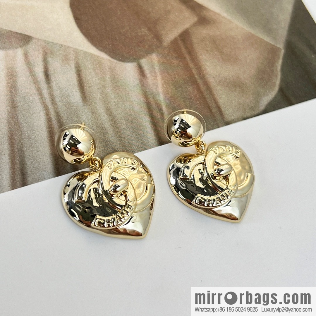 New ☑️ Chanel heart love stud earrings
