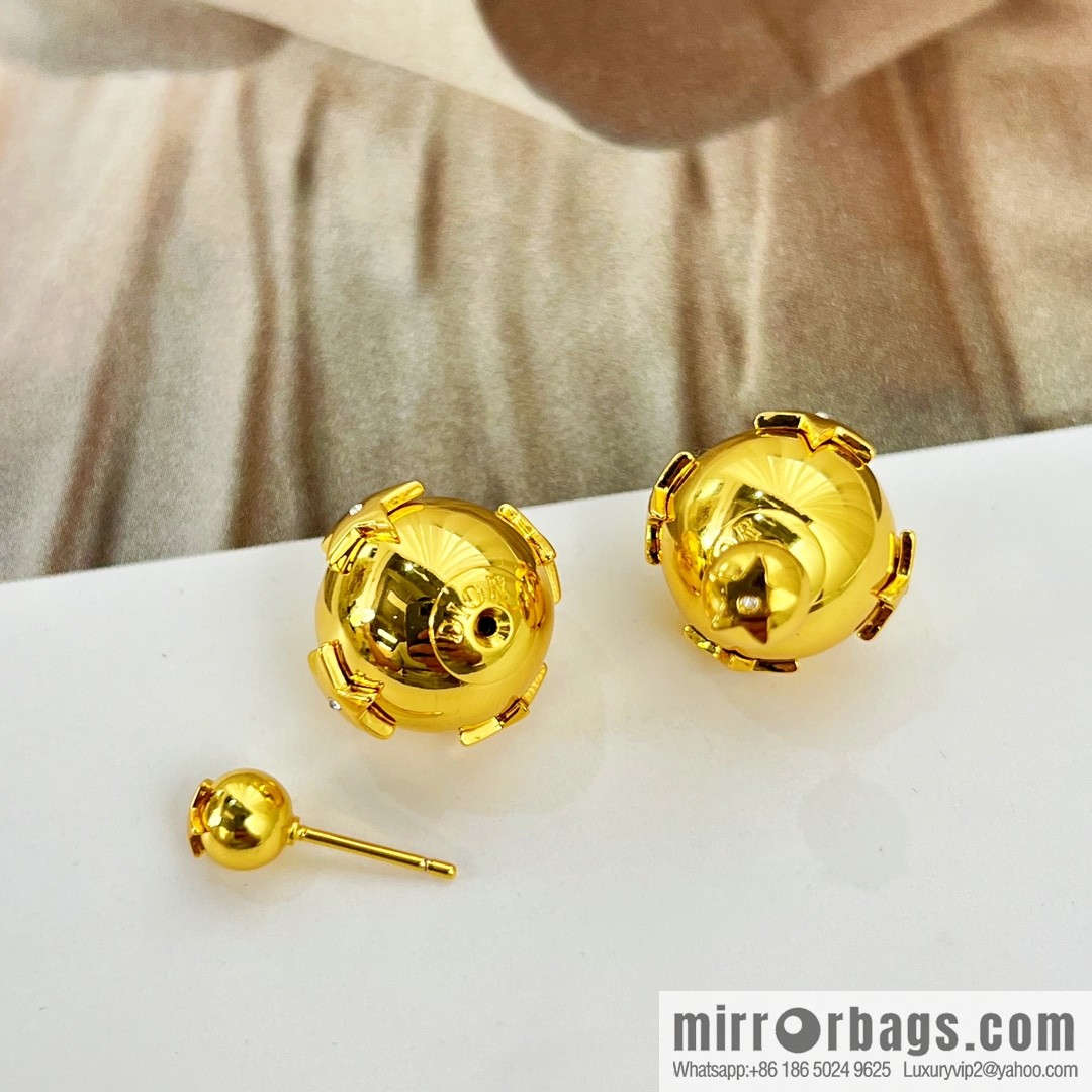 New ☑️ Dior gold stud earrings