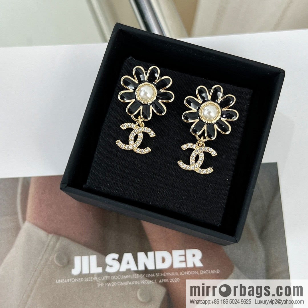 New ☑️ Chanel double c flower stud earrings