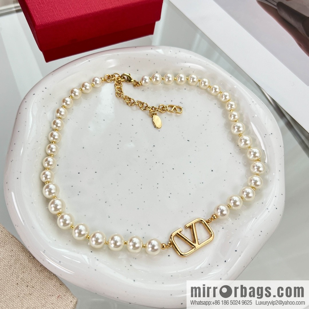 New ☑️ Valentino pearl necklace