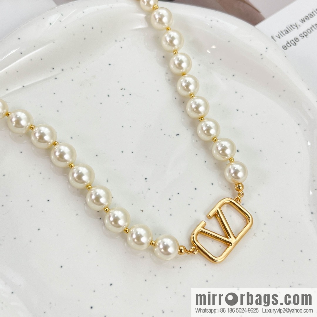 New ☑️ Valentino pearl necklace