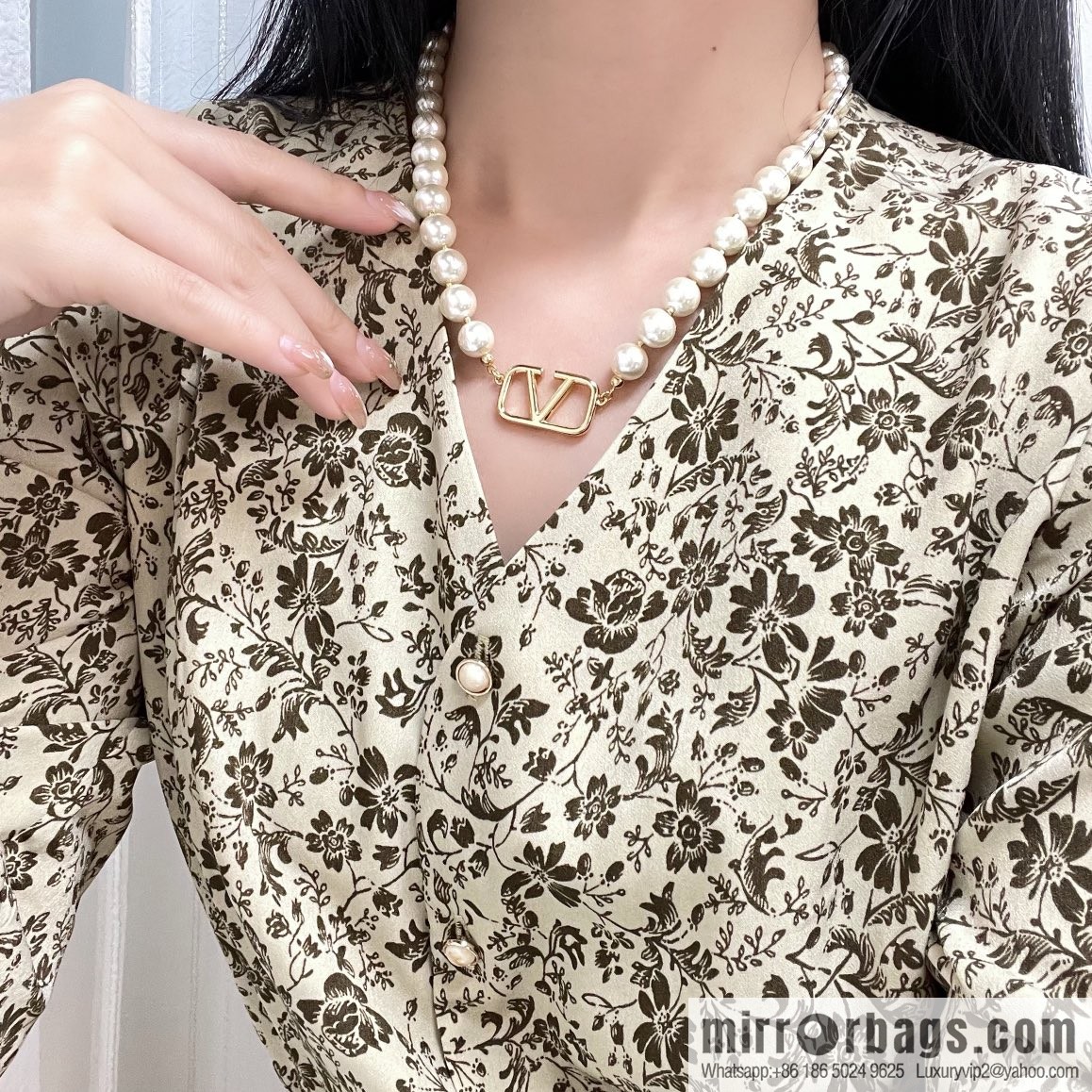 New ☑️ Valentino pearl necklace
