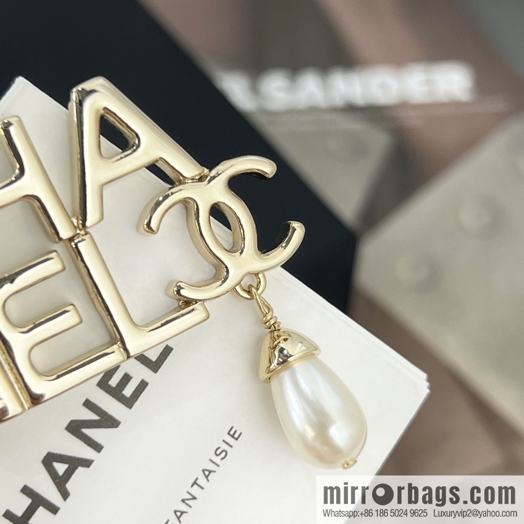 New ☑️ Chanel double c gold letter pearl brooch