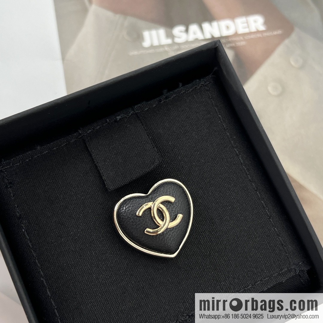 New ☑️ Chanel double c peach heart brooch