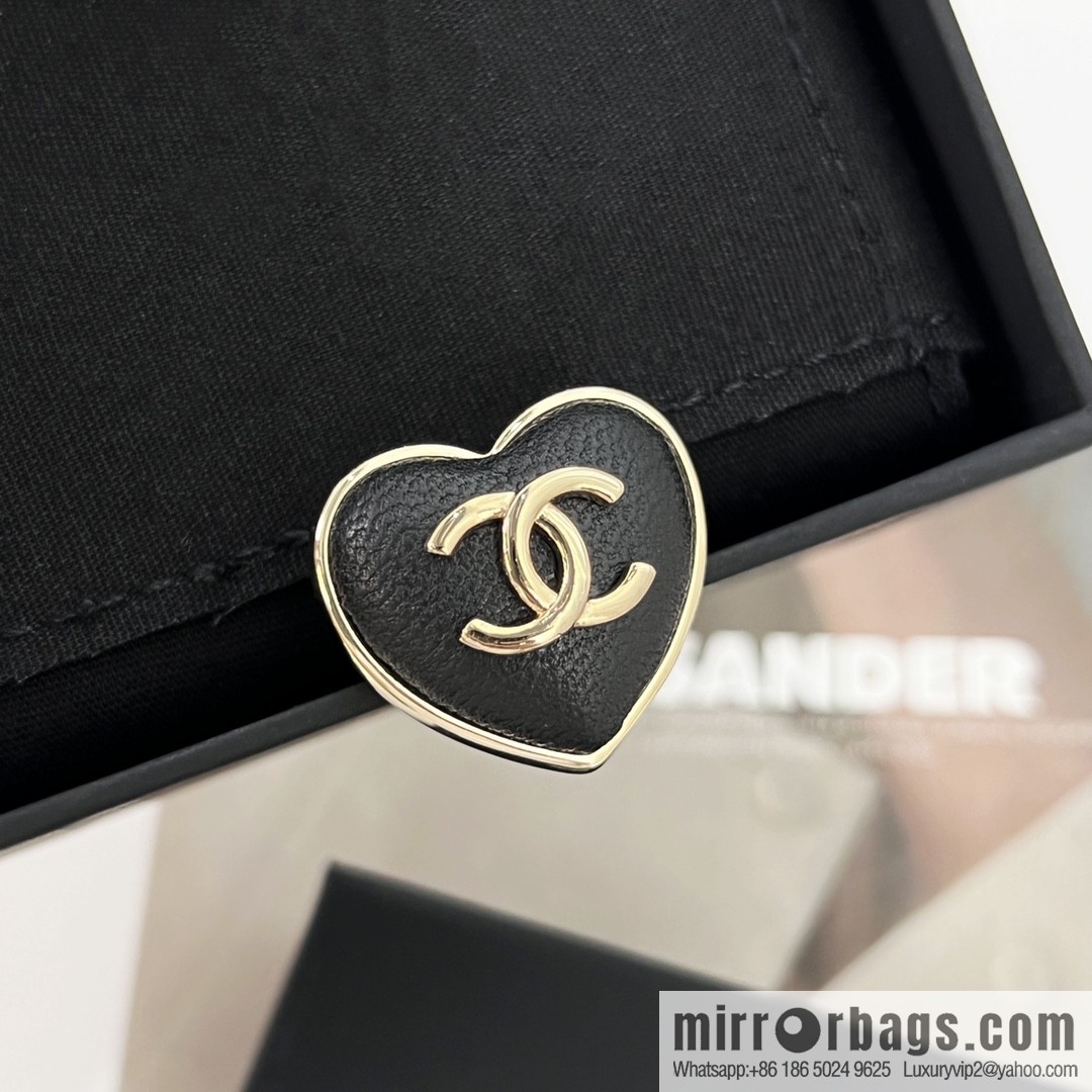 New ☑️ Chanel double c peach heart brooch