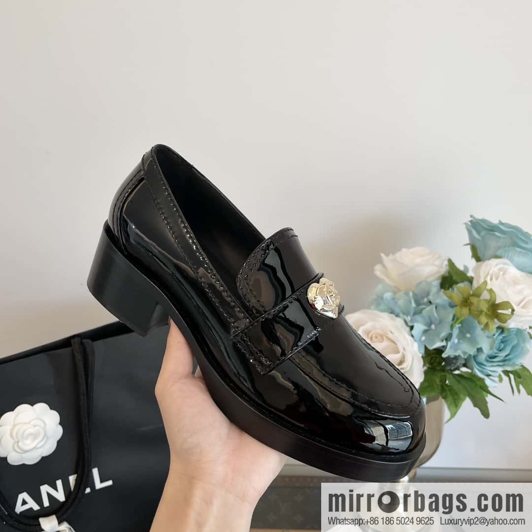 CHANEL Xiaoxiang love gold buckle platform loafers G39697 patent leather