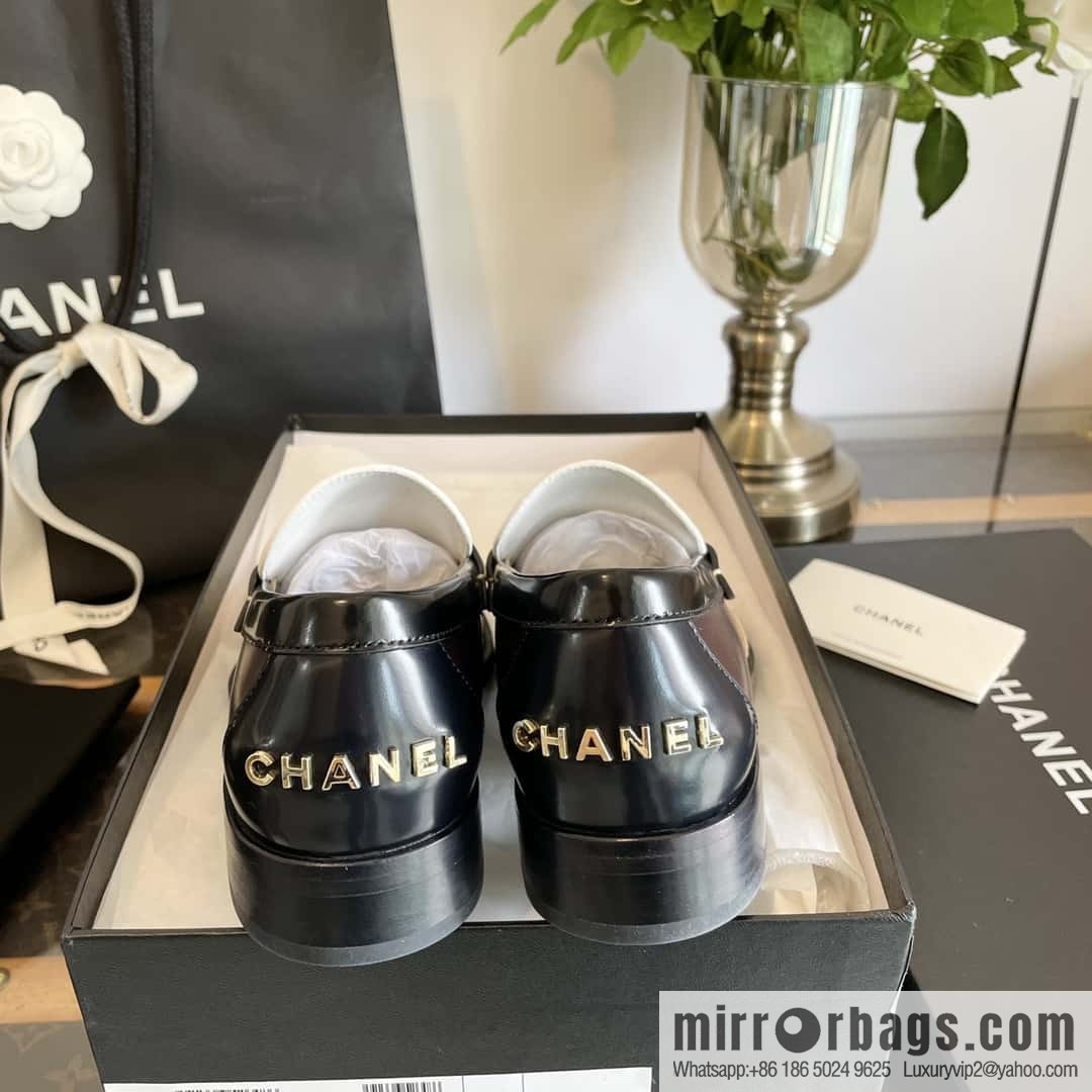 CHANEL Xiaoxiang Metal letter loafers G39190 color matching