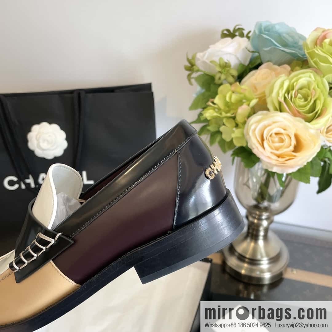 CHANEL Xiaoxiang Metal letter loafers G39190 color matching