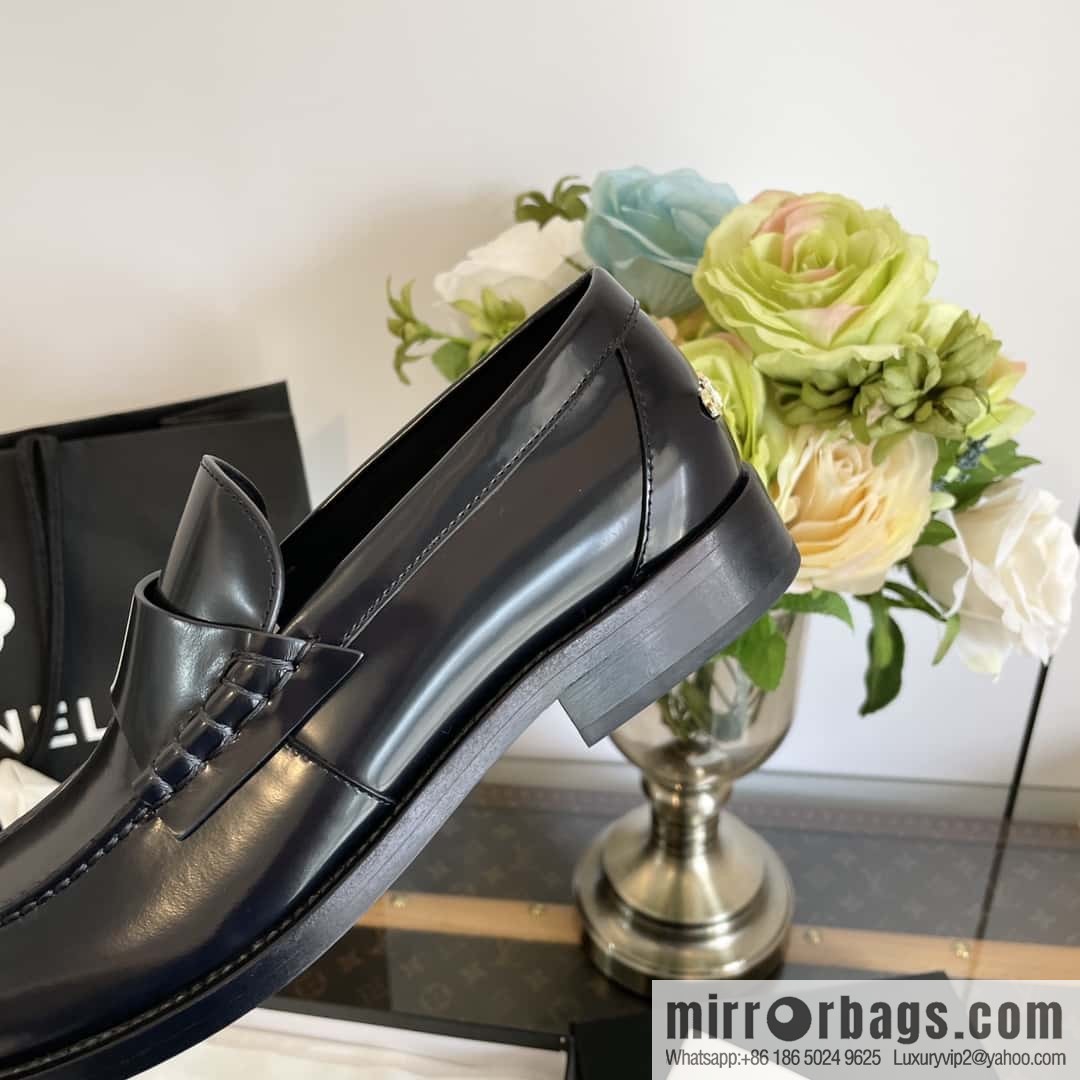 CHANEL Xiaoxiang Metal letter loafers G39190 black