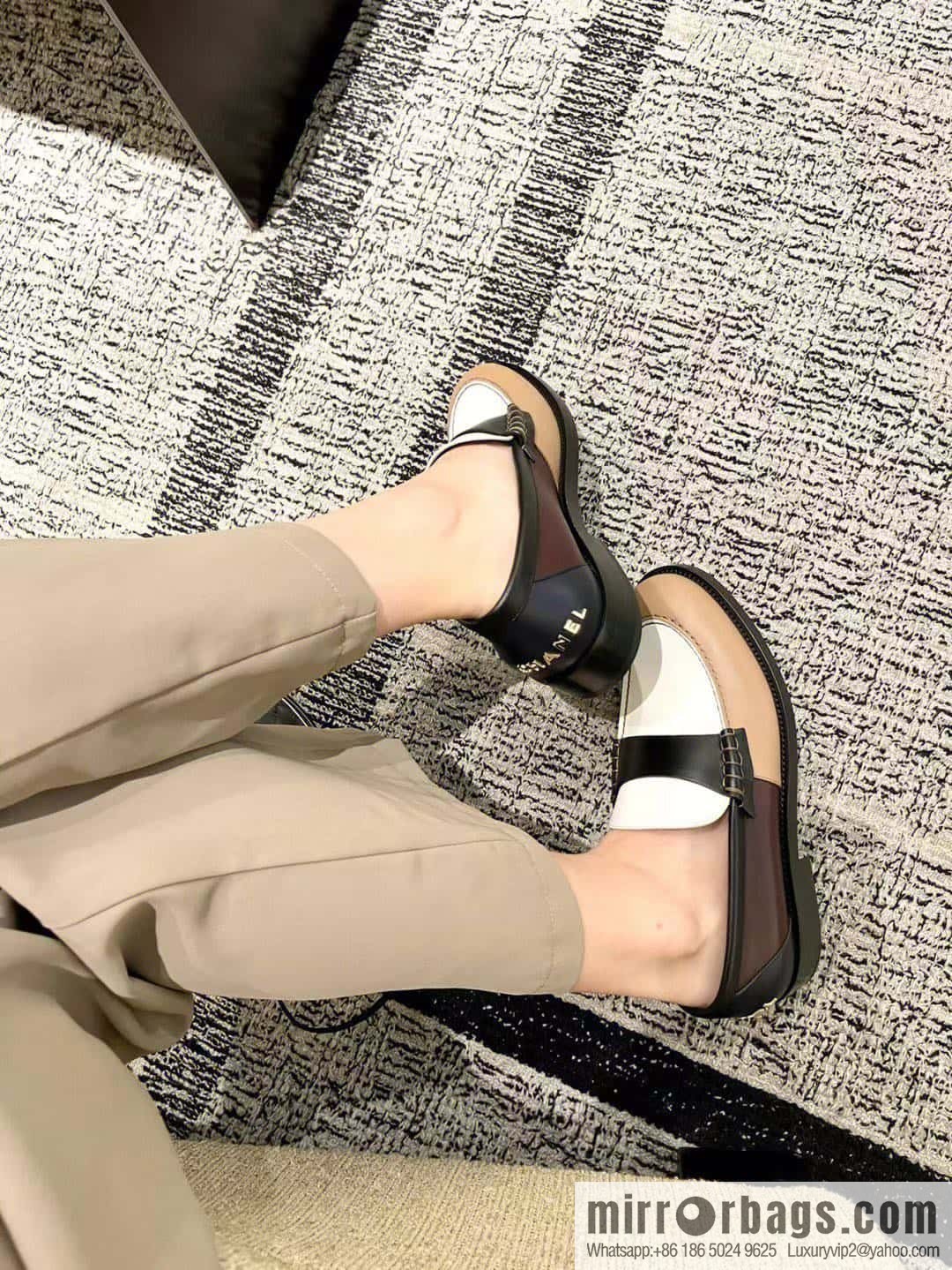 CHANEL Xiaoxiang Metal letter loafers G39190 color matching