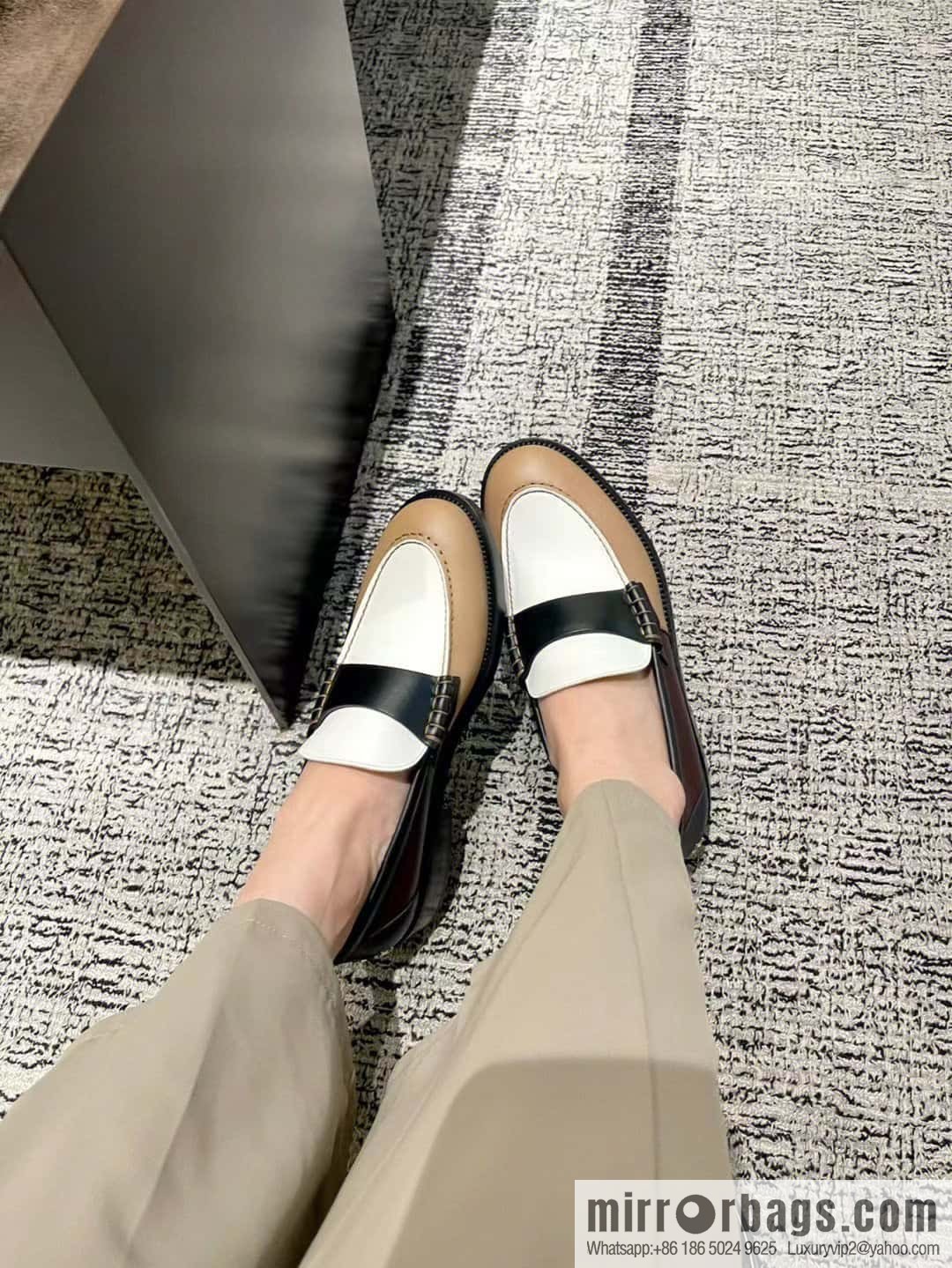 CHANEL Xiaoxiang Metal letter loafers G39190 color matching