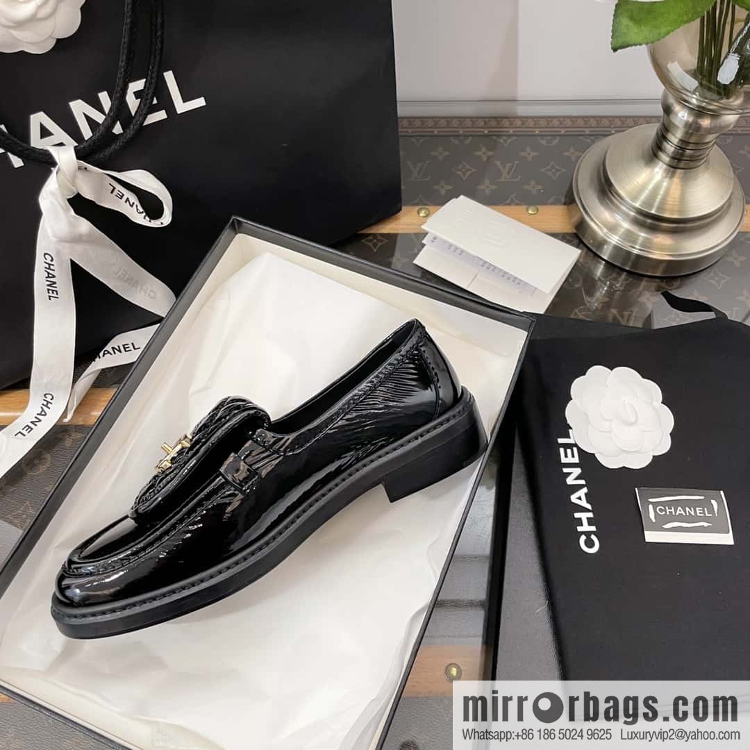 CHANEL Small fragrance medieval diamond, retro patent leather loafers