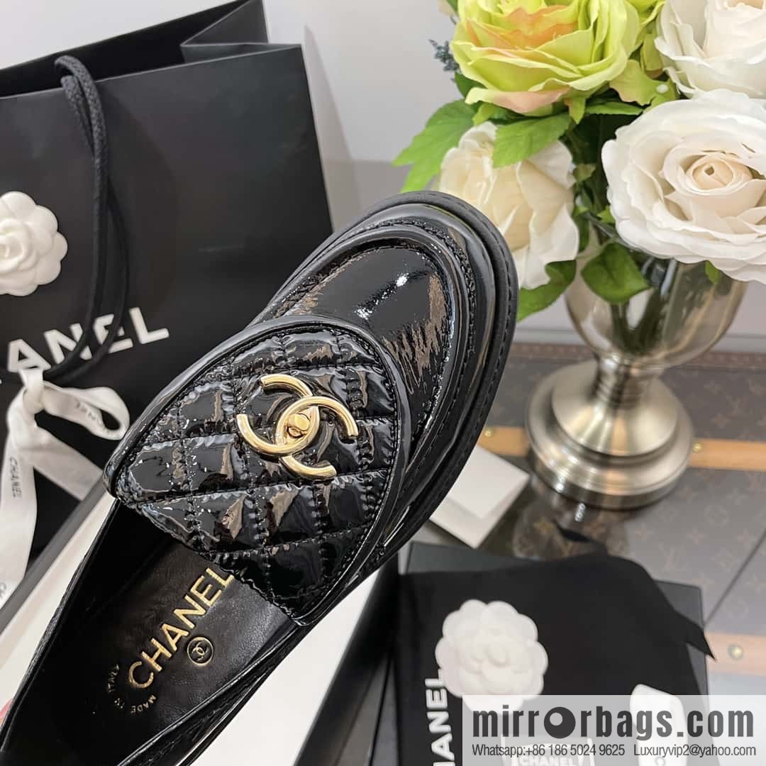 CHANEL Small fragrance medieval diamond, retro patent leather loafers