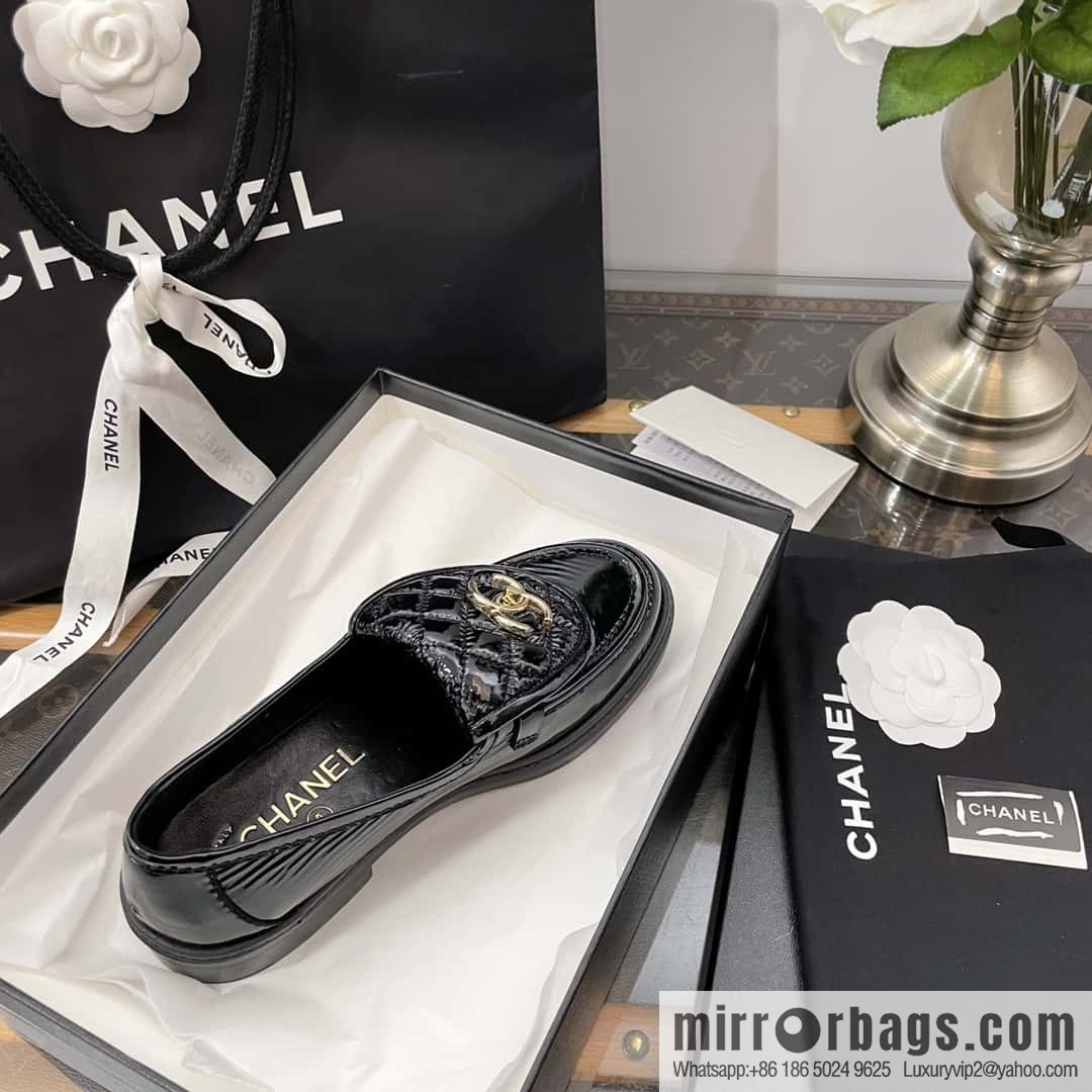 CHANEL Small fragrance medieval diamond, retro patent leather loafers